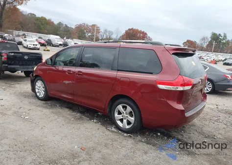 2013 Toyota Sienna Le V6 8 Passenger z USA, uszkodzony, nr VIN 5TDKK3DC6DS311699